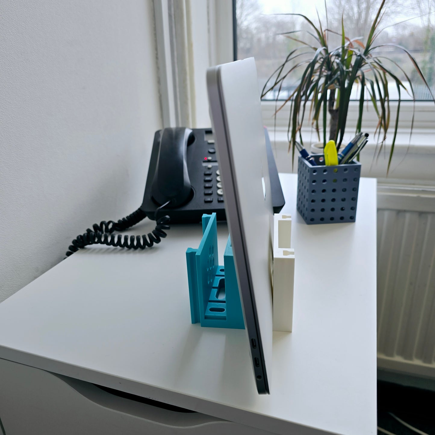 Cascade Desk Holder for MacBooks