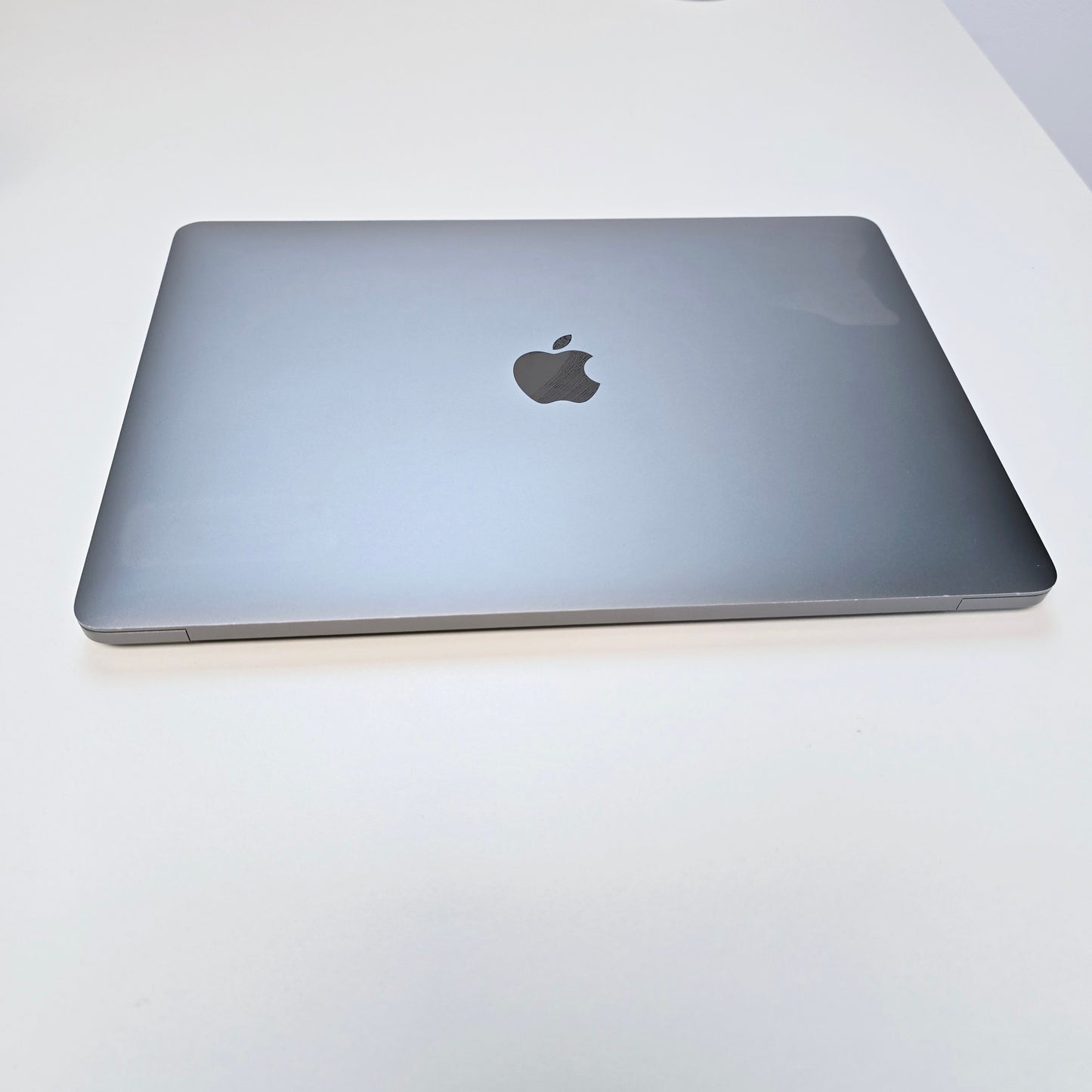 MacBook Pro - 13.3" - Quad Core Intel Core i5 - 1.4Ghz - 8GB RAM - 256GB SSD - TouchBar, Retina Display