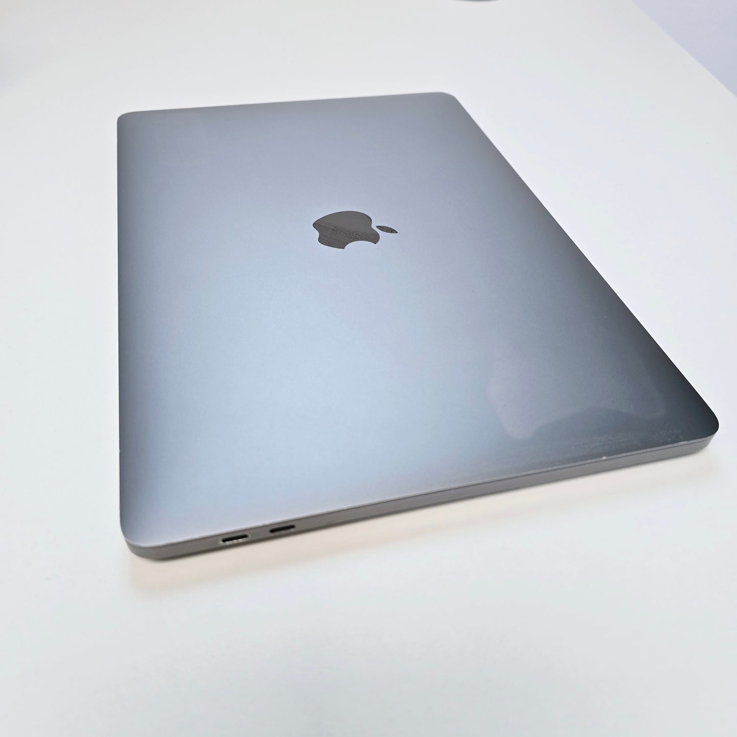 MacBook Pro - 13.3" - Quad Core Intel Core i5 - 1.4Ghz - 8GB RAM - 256GB SSD - TouchBar, Retina Display