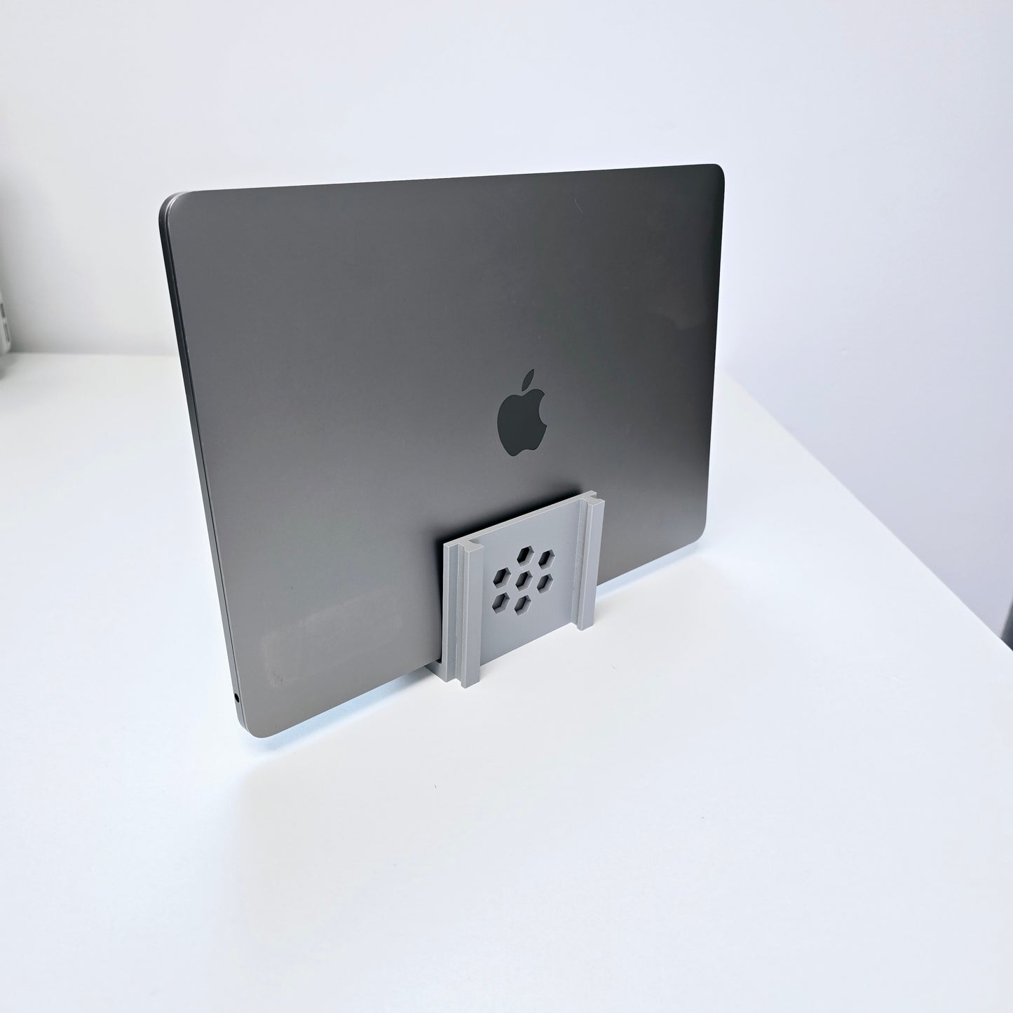 MacBook Pro - 13.3" - Quad Core Intel Core i5 - 1.4Ghz - 8GB RAM - 256GB SSD - TouchBar, Retina Display