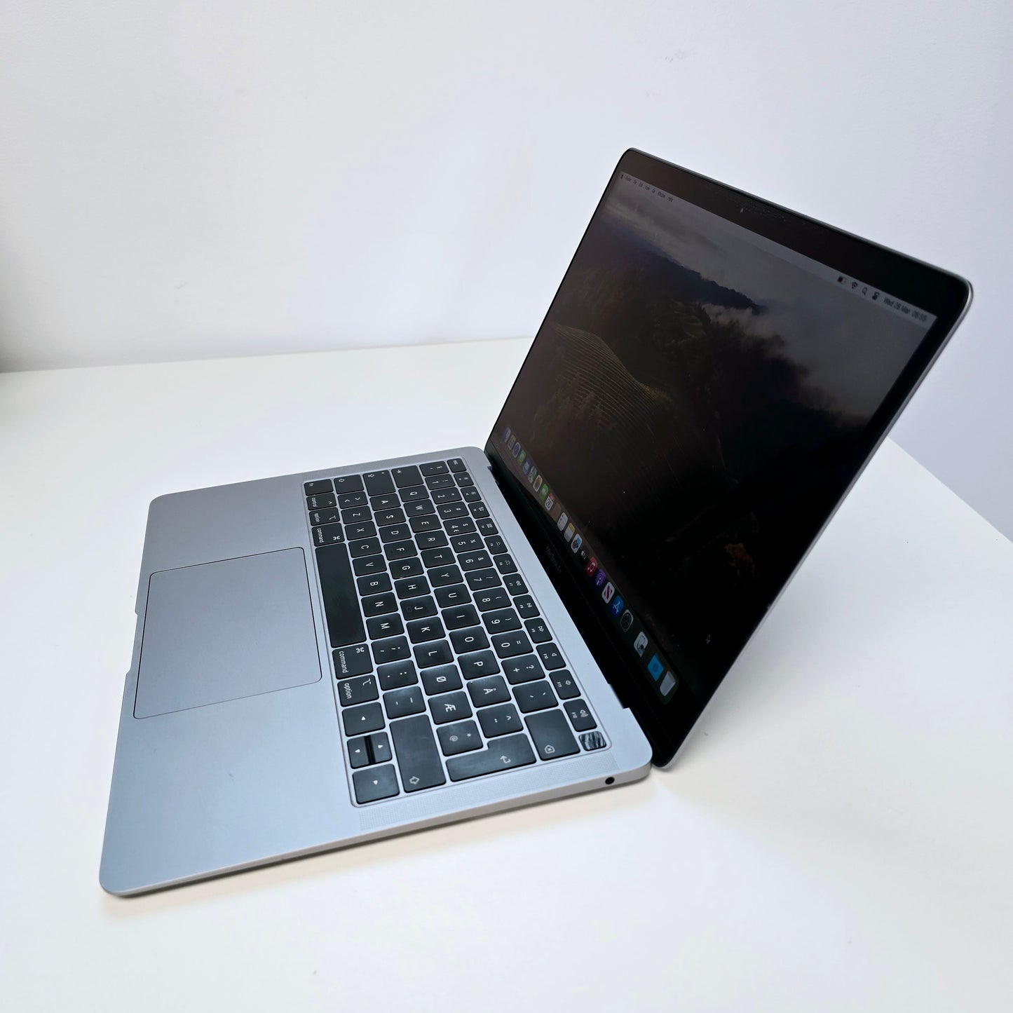 MacBook Air - 13.3" - Intel Core i5 - 1.6Ghz - 8GB RAM -128GB SSD , Retina Display