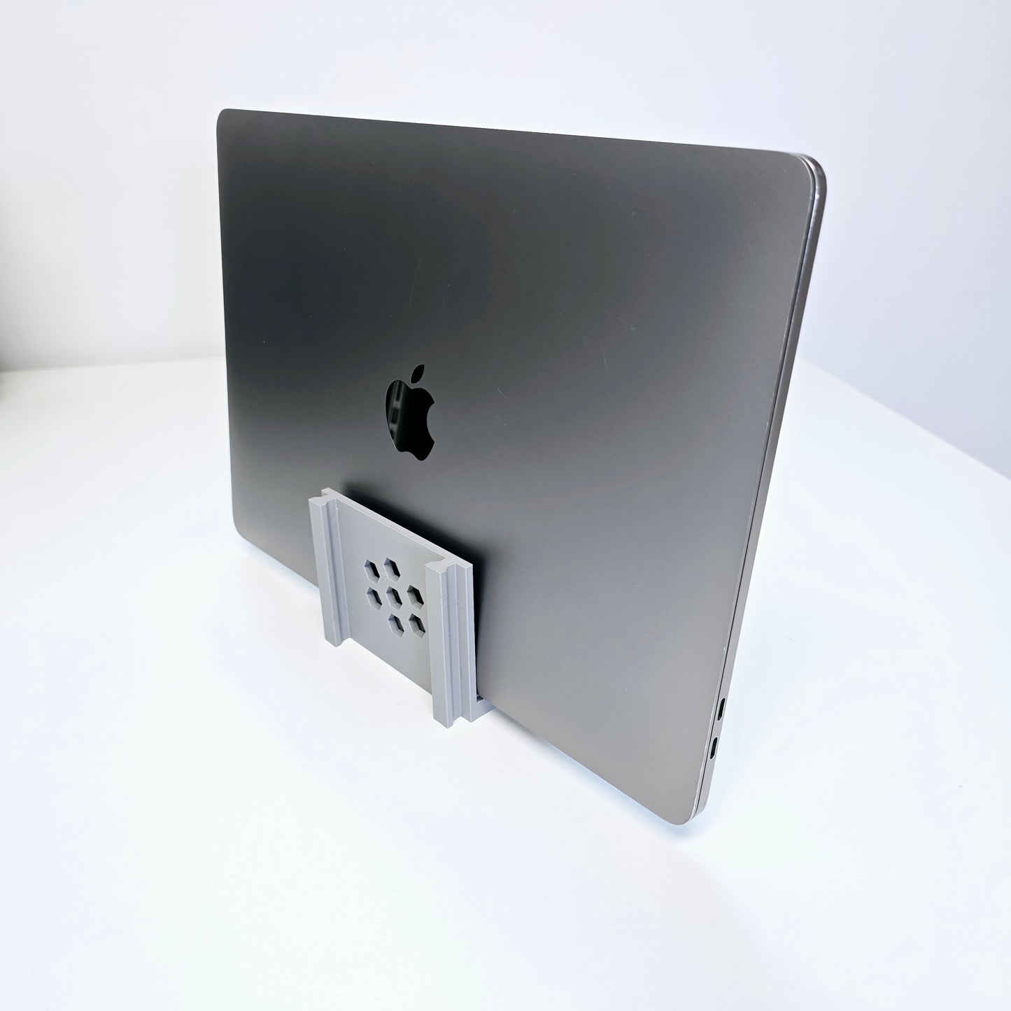 MacBook Pro - 13.3" - Quad Core Intel Core i5 - 2Ghz+ - 16GB RAM - 1TB SSD - TouchBar, Retina Display